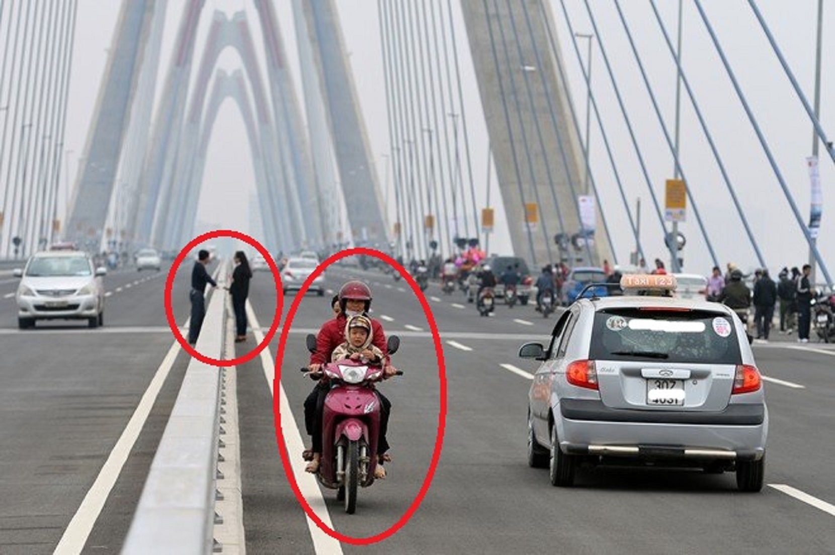 “Xe to đền xe bé” và những oái oăm cùng cực trong giao thông ở Việt Nam